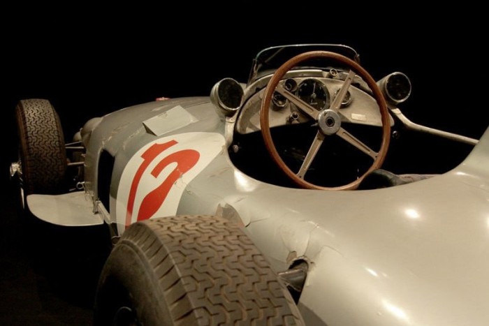 Eladó a világ legértékesebb versenyautója? 7 | Vezess A vezető két lába között kapott helyet az ötfokozatú sebességváltó