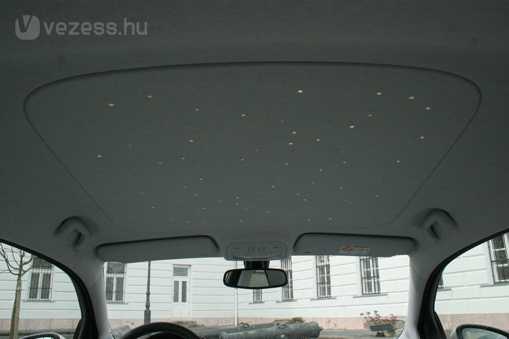 64 LED varázsolhatja a csillagos eget a kocsiba. Kapcsolható és a fényerő is állítható