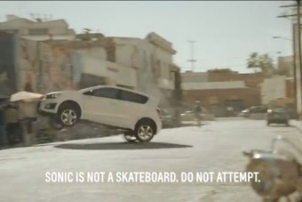 Gördeszkás trükkök kisautóval, másodszor