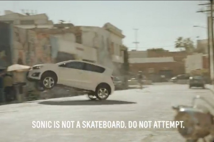 Gördeszkás trükkök kisautóval, másodszor