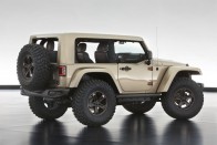 Jeep Wrangler Flattop - Kívül csillogó, de igazán sárban brilliáns: az elegáns, drága hatású kiegészítők és gazdag felszereltség mellett a Mopar raktárából összeválogatható legbrutálisabb terepfutóművet kapta a Flattop.