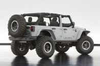 Jeep Wrangler Mopar Recon - Szürke fényezése alapján nem is gondolnánk, hogy a gépházban egy 6,4 literes Hemi V8 táncol, 470 lóerővel. Rövid áttételezésű első és hátsó differenciálművek, nagy teherbírású tengelyek, megemelt futómű, kovácsolt felnin duzzadó 39 colos abroncsok. Félajtók, egyedi lökhárítók, kopoltyús gépházfedél, vászontető, LED-es fényszórók (ez az egy nem a katalógusból származik, hanem prototípus) és a többi. A beltér dísze a katonai pokrócokból és álcaanyagból készített üléskárpit.