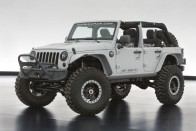 Jeep Wrangler Mopar Recon - Szürke fényezése alapján nem is gondolnánk, hogy a gépházban egy 6,4 literes Hemi V8 táncol, 470 lóerővel. Rövid áttételezésű első és hátsó differenciálművek, nagy teherbírású tengelyek, megemelt futómű, kovácsolt felnin duzzadó 39 colos abroncsok. Félajtók, egyedi lökhárítók, kopoltyús gépházfedél, vászontető, LED-es fényszórók (ez az egy nem a katalógusból származik, hanem prototípus) és a többi. A beltér dísze a katonai pokrócokból és álcaanyagból készített üléskárpit.