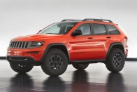 jeep Grand Cherokee Trailhawk Concept - Hathengeres dízelmotorral, de az SRT optikai kiegészítőivel lép színre az extrém Grand Cherokee: mattfekete-vérnarancs fényezés, 35 colos terepabroncsok kivágott kerékjáratokban, egyedi hasvédő lemezek, dupla vonóhorog, Mopar küszöbvédő tereprács.