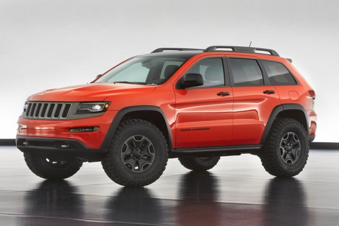 A szikár, a veterán, a flancos és a többiek 2 jeep Grand Cherokee Trailhawk Concept - Hathengeres dízelmotorral, de az SRT optikai kiegészítőivel lép színre az extrém Grand Cherokee: mattfekete-vérnarancs fényezés, 35 colos terepabroncsok kivágott kerékjáratokban, egyedi hasvédő lemezek, dupla vonóhorog, Mopar küszöbvédő tereprács.