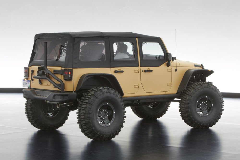 Jeep Wrangler Sand Trooper II from Mopar - A homokharcos egy tavaly őszi tanulmány második része. 40 colos terepgumik, 5.7 V8 Hemi blokk 375 lóerővel, elöl-hátul portálhidas futóművel. Lezárható gépházfedél, kurtított lökhárítók, terepvilágítás és okosan tolatókamera a fedélzeten.