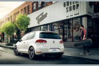 10. VW Golf, 735 292 db. Az olcsóbb Golfból kevesebb fogy a Passatnál, de így is befért az első tízbe. A VW hagyományosan külön típusként számol a Golffal és lépcsőshátú testvéreivel. Ha a Jetta/Bora/Clasico/Sagitar 552 937 darabját összeadnánk a Golf számaival, nem a Corolla volna a világelső