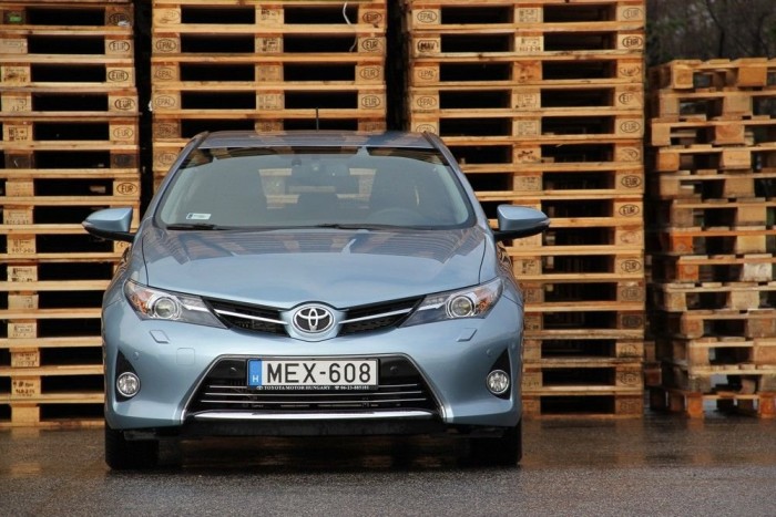 Az új Auris arca európai szemmel amolyan vonzóan agresszíven idegenszerű. Egy japán kocsi ilyen legyen!