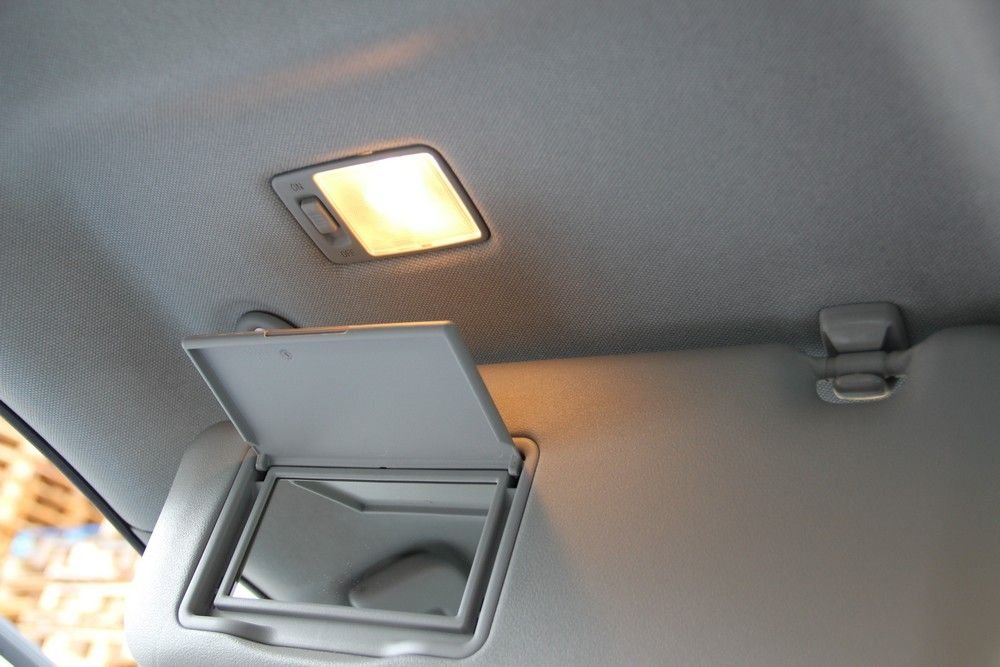 A sminklámpát nem kapcsolja ki automatikusan a felhajtott napellenző
