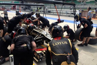 F1: Vért izzadva segítik Räikkönenéket