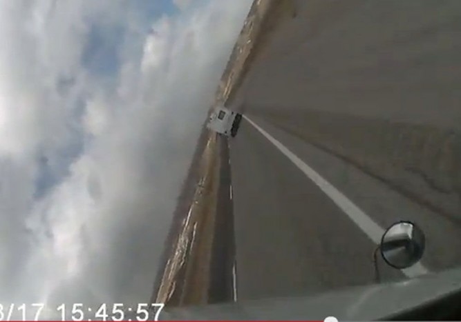 Elképesztő! Így borít kamiont a szélvihar