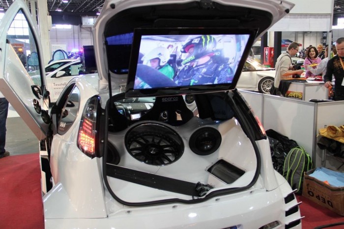Több mint mezei tuning találkozó 3 Olaszok épített show autó Fiat Punto alapokon, kötelező gyomorforgatóan erős hi-fi rendszerrel, hatalmas LCD tévével.