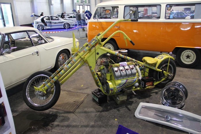 Több mint mezei tuning találkozó 13 Ez a gyöngyszem szerényen megbújt az autók árnyékában. Pedig a Tatra V8-asa autóban is ritka látvány, hát még motoron.