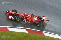 F1: Vettel nyerte az esőlutrit 44