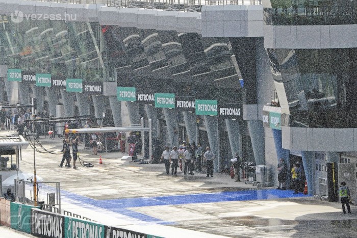 F1: Esőűző tánc a Lotusnál 1