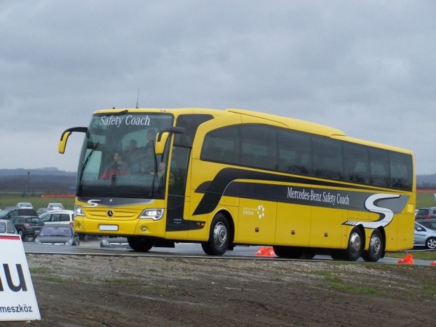 Tesztkörön a háromtengelyes Mercedes Travego