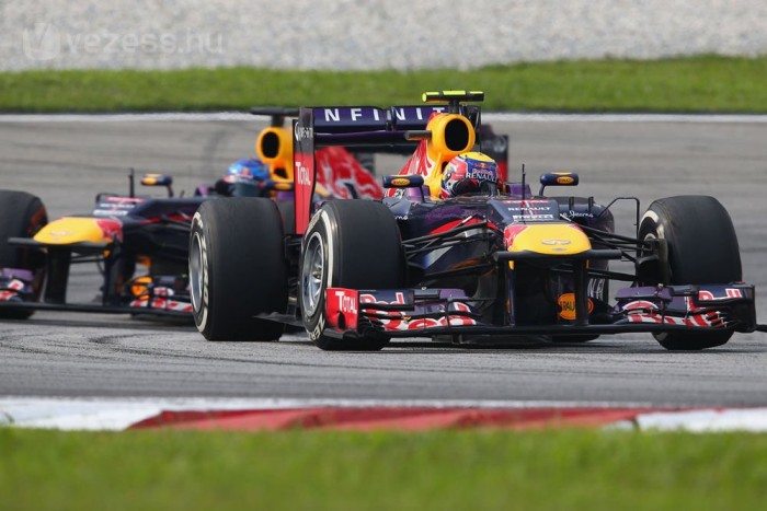 Videó: Webber bemutat az előzés után 71 Videó: Webber bemutat az előzés után 71