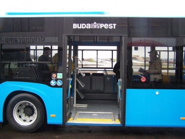 A második ajtó a B tengely elé került