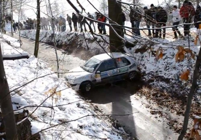 Hihetetlen mázli a ralipályán