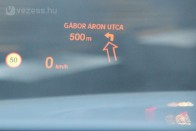 A head-up display a sebességet, navigáció utasításait és táblafelismerés jelzéseit is kiírja