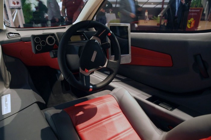 A Colibri műszerfalát egy táblagép helyettesíti, a vezető okostelefonnal indíthatja a járművet és vezérelheti a funkciókat, akár a távolból is.