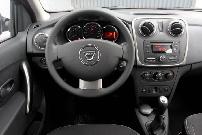 Néhány krómhatású műanyag, és ezzel kimerült a Dacia belső dizájnelemek sora