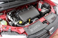 A Dacia leggyengébb pontja az 1.2 literes négyhengeres benzinmotor. Hiába hozza papíron a 301 szintjét, valós körülmények között sokkal gyengébbnek érződik