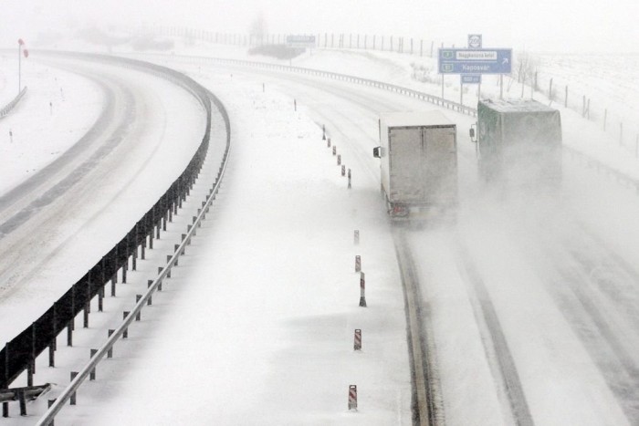 Több száz kamion vesztegel Zalában