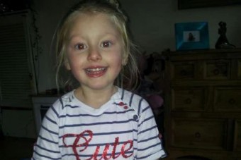 Szél guríthatott egy babakocsit az autó elé