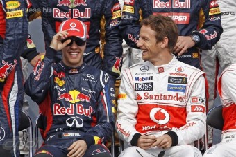 Button: Vettel maga alatt vágja a fát
