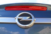 Az Opel emblémát kell nyaggatni, hogy nyíljon a csomagtartó