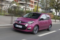 6. Renault Twingo 1,2 16V EcoDrive 75 LE, 4,5 l/100 km. Közel 10 százalékkal spórol jobban egy normál Twingónál az adószempontból CO2-érzékeny országokban árult változat. Az EcoDrive csomag nem merül ki hosszabb váltó-áttételekben: változó a szelepvezérlés és a gyorsabb bemelegedés érdekében eltérő a motor hőmenedzsmentje