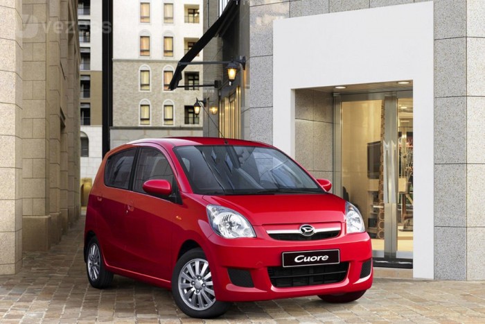 Top 10: A legkisebb fogyasztású autók 31 5. Daihatsu Coure 1,0 70 LE, 4,4 l/100 km. A Daihatsu kivonult Európából, de a Coure még nem kopott ki a listából. Ugyanaz a motor, amely a C1-107-Aygo triót hajtja itt is nagyon takarékos. Szerencsére a való életben is az, 5 liter százon reális átlag