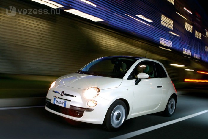 Top 10: A legkisebb fogyasztású autók 27 1. FIAT 500 és 500c 0,9 TwinAir 85 LE Dualogic, 3,9 l/100 km. Jól látszik, hogy a szabványos mérés feltételei között a kicsi, de feltöltött motorok kiválóan szerepelnek. A FIAT kéthengeres turbómotorja az életben hasonlóan takarékos is tud lenni, de simán bezabálhat 8-9 litert, ha szeretnénk jól haladni vele. Az 500-as automatizált kézi váltóval hozza a négy literen belüli értéket, de ha megszabadulnál a gyötrelmes bólogatástól, a kézi váltós is csak 1 decivel fogyaszt többet