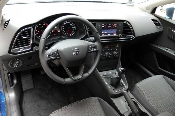 A műszerfal elrendezése kevésbé unalmas mint a Golf esetén, de a felhasznált anyagok minősége lehetne jobb