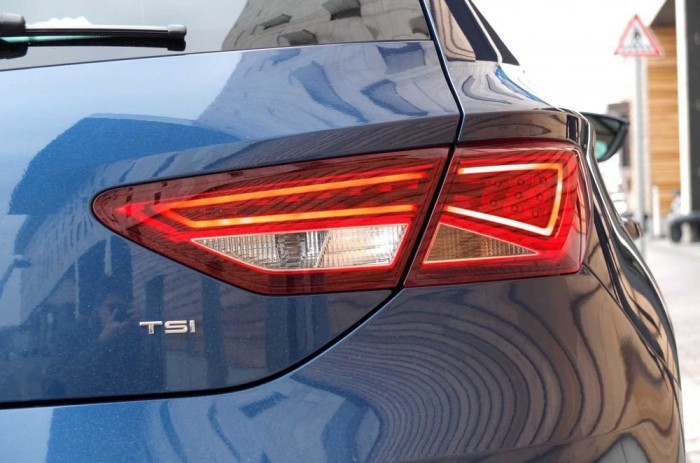 A lámpatest hátul is szigorú vonalvezetését kapott