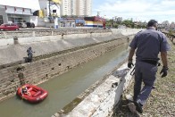 Rendőrök a leszakított végtagot keresik a csatornában