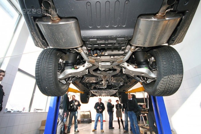 Pancserek a Range Rover-szervizben 7 | Vezess Kár, hogy halandó emberként igen ritkán láthatunk Range Rovert alulról. A kipufogókígyó, illetve a hajtásláncba beépített temérdek alumínium, vagy a bő karvastagságú kardántengelyek igazán impozáns látványt nyújtanak.