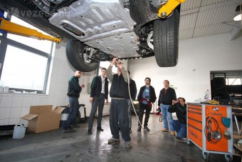 Pancserek a Range Rover-szervizben