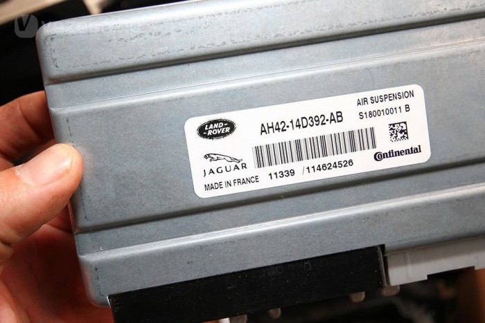 Pancserek a Range Rover-szervizben 22 | Vezess Hol vannak már a régi jól bevált sztereotípiák. Az autóiparban már semmi nem az, aminek látszik. A Jaguar feliratú légrugó-vezérlőt Franciaországban készítik, ki tudja milyen nemzetiségű melósok.