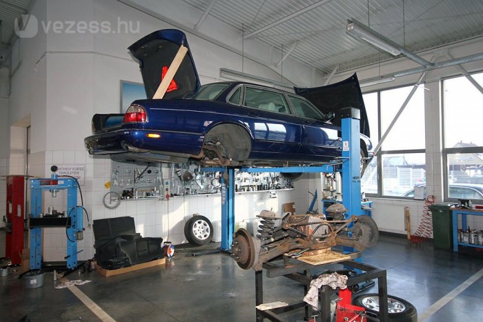 Pancserek a Range Rover-szervizben 23 | Vezess Ugyanebben a szervizben gyógyulnak a Jaguarok is. Néhány évtizede még nem volt igazán jó hírük az angol autóknak, de ez mostanában már változni látszik.