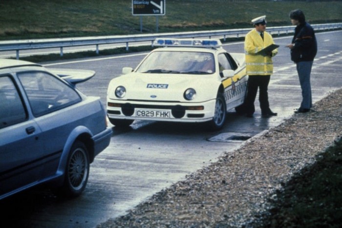 Álomautók a magyar rendőrségnek 3 Ford RS200! A legelborultabb ötlet, a Ford által B-csoportba szánt raliautót rászabadítani a hazai utakra, klasszikus és bátor választás, ráadásul bevethető vidéki gonosztevők ellen is, az üldözés nem érne véget az aszfalt elfogytával!
