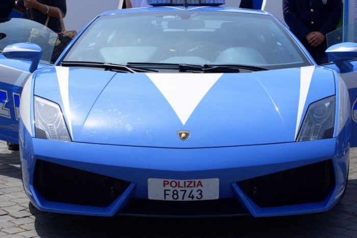 Álomautók a magyar rendőrségnek 7 Lamborghini Gallardo LP560-400. Az olaszoknál már bevált, így könnyű szívvel rendelhetnénk 2-300 darabot az 560 lóerős V10-es sportkocsiból, ami ráadásul tényleg szolgál, így minden berendezéssel felszerelték, amire a rendőröknek szükségük lehet