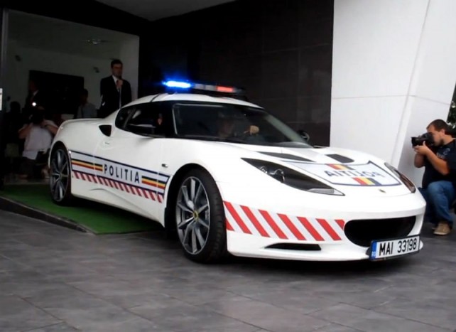 Álomautók a magyar rendőrségnek 7 | Vezess Úgy tűnik Romániában már beköszöntött a Kánaán, a szomszédoknál már szolgálatban áll egy álomverda, a Lotus Evora S. A márka forgalmazója két évre bocsájtotta a helyi erők rendelkezésére a 350 lóerős sportgépet 2011-ben, de a hazai autópályákon sem lenne utolsó látvány a Lotus.