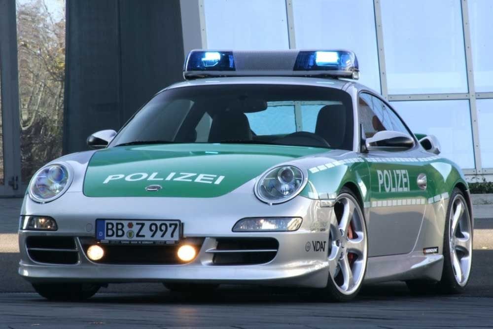 Ha Magyarország hirtelen nélkülözhetetlen nyersanyagokban gazdag nemzetté válna, és úgy szórhatnánk a pénzt, hogy olajmilliárdos arabok is elszégyellnék magukat, milyen szolgálati járművet kapnának rendőreink?