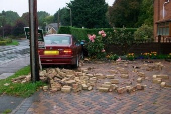 Vonzza az autókat az elátkozott ház