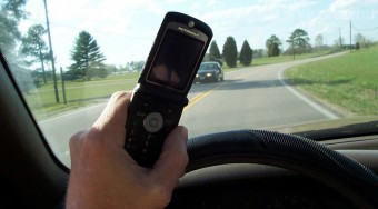 Az ábrándozás öl az autóban, nem a mobil