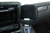Elegánsabb lett volna Bluetooth-kihangosítós rádiót rendelni az autóba, így marad a konzol