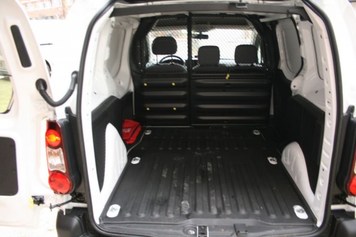 Egy zsiráf sem lehet akadály 7 | Vezess A csomagtér két szabvány méretű raklapot képes elnyelni