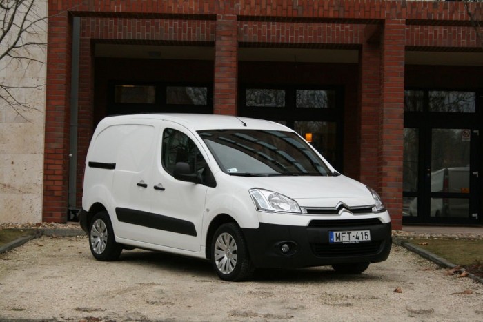 Egy zsiráf sem lehet akadály 9 | Vezess Külsőre olyan mint bármelyik dobozos furgon,